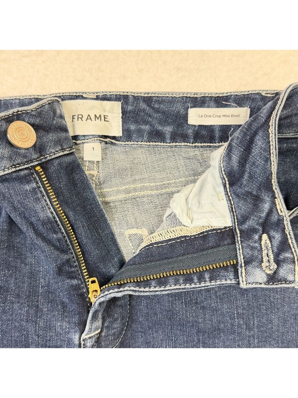 FRAME Le One Crop Mini Boot Jeans Women’s 1 (Fits 25) Medium Wash Stretch - Picture 3 of 9